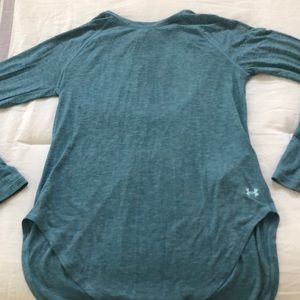 Never worn-Under Armour workout top women’s